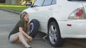 Perempuan Cantik Ajarkan Cara Mengganti Ban Mobil